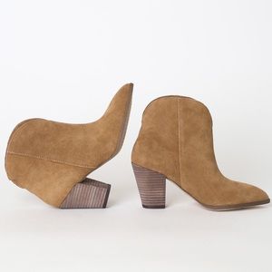 NWOT. Splendid paisley ankle boot tan suede bootie